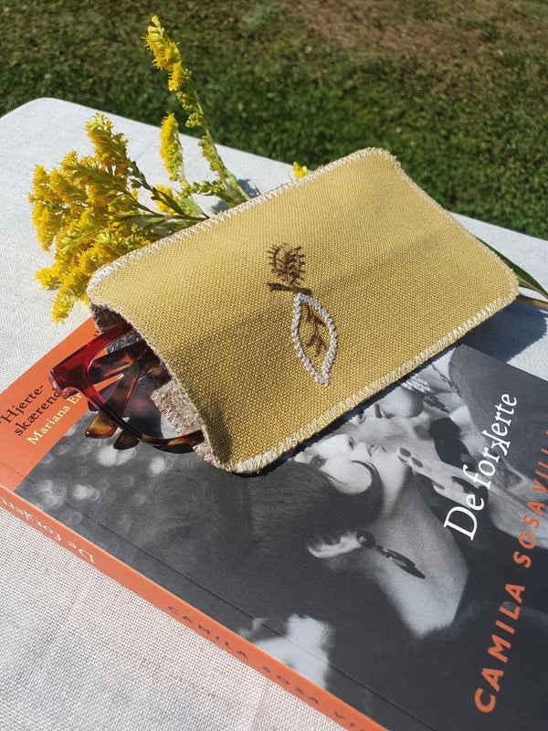 BrilleBed i sart gul med blomsterbroderi